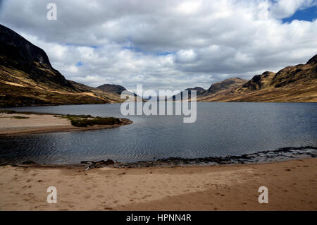 La plage de Lochan na h-Earba sur l'East Highland Way dans les Highlands, Ecosse, Royaume-Uni. Banque D'Images