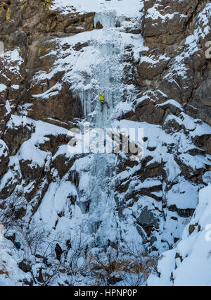 Elie Weber monte un itinéraire appelé Hidden Falls Rated WI3 + près de Marsing Florida Banque D'Images