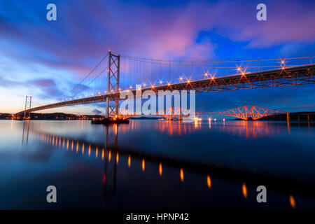 Le pont ferroviaire de Forth Road et Southqueensferry Banque D'Images