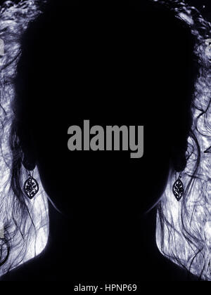 Résumé femme rétroéclairé méconnaissable face avec de long cheveux bouclés silhouette sombre portrait incognito conceptuel Banque D'Images