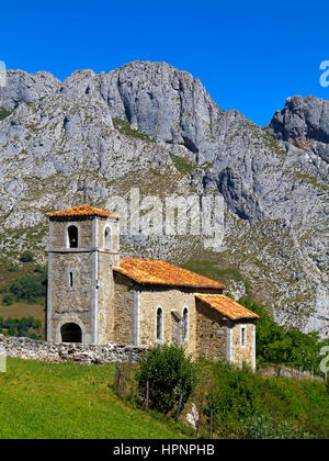 Église traditionnelle en paysage de montagne près de Cucayo dans le Parc National de Picos de Europa Cantabria Espagne du nord Banque D'Images