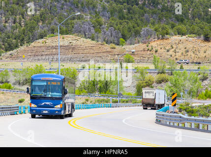 Raton, New Mexico, USA - 20 mai 2015 : Greyhound Bus allant à El Paso au volant d'un ordre croissant road, à l'arrière d'un camion est de descendre. Banque D'Images