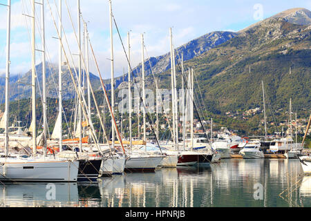 Close up of yachts dans docks sur une journée ensoleillée Banque D'Images