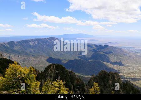 Vue sur les montagnes de Sandia (Sandia Crest près de Albuquerque, USA, les conifères et les rochers au premier plan.