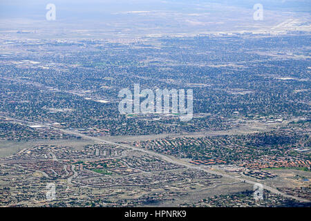 Vue aérienne de Albuquerque, USA, avec l'aéroport à l'arrière de Sandia Crest.