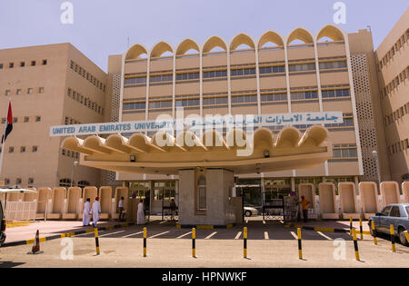 AL AIN, ÉMIRATS ARABES UNIS - eau bâtiment universitaire. Banque D'Images