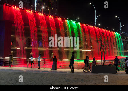 Dubaï, Émirats arabes unis - NOV 28, 2016 : Cascade lumineuse colorée à Dubaï. La Cascade fait partie de l'eau de Dubaï le développement du canal. Emirats Arabes Unis, Banque D'Images