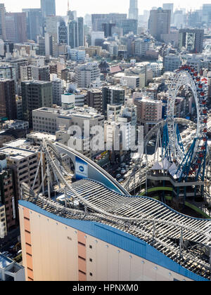 L'article de la Thunder Dolphin roller coaster sur le toit de la LAQua complexe au Tokyo Dome City Attractions, Tokyo, Japon. Banque D'Images