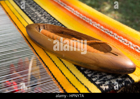 Le tissage traditionnel à tisser à la main pour les tapis en Bulgarie. De l'artisanat. Banque D'Images