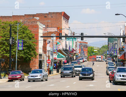 Mount Airy, NC, USA - 5 mai 2015 : le centre-ville de Mount AIry avec signes afficher Printemps au lampadaires. Il y a quelques voitures et pedetrians sur rue Banque D'Images