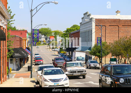 Mount Airy, NC, USA - 5 mai 2015 : Main Street dans le centre-ville de Mount Airy avec des magasins et des voitures. Banque D'Images