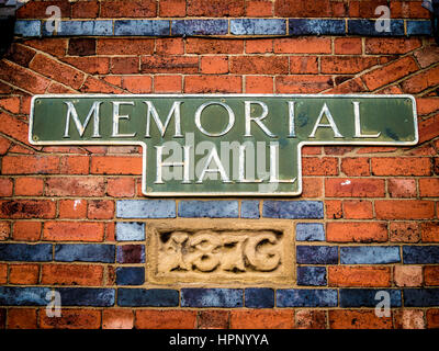 Memorial Hall et les plaques sur mur, Haxby, Yorkshire, UK. Banque D'Images