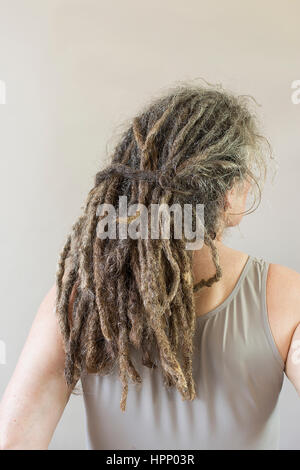 Femme à la cinquantaine avec des dreadlocks gris vu sur l'arrière Banque D'Images
