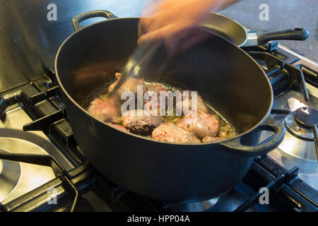 Faire frire des morceaux de veau dans une grande casserole Banque D'Images