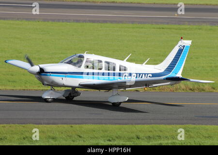 G-BVNS, un Piper PA-28-181 Cherokee Archer II exploité par Scottish Airways dépliants, à l'Aéroport International de Prestwick en Ayrshire. Banque D'Images