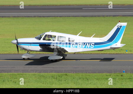 G-BVNS, un Piper PA-28-181 Cherokee Archer II exploité par Scottish Airways dépliants, à l'Aéroport International de Prestwick en Ayrshire. Banque D'Images