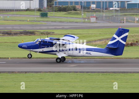 G-CAIS, un de Havilland Canada DHC-6-400 de Viking Air) Twin Otter exploité par Loganair au nom du gouvernement écossais, à l'aéroport de Prestwick. Banque D'Images