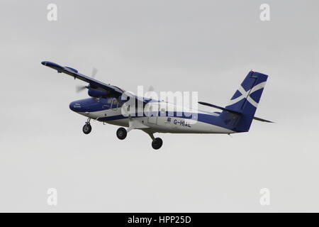 G-CAIS, un de Havilland Canada DHC-6-400 de Viking Air) Twin Otter exploité par Loganair au nom du gouvernement écossais, à l'aéroport de Prestwick. Banque D'Images