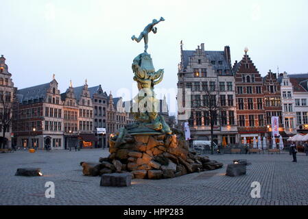 Ancienne guilde et Brabo Fontaine sur Grote Markt (place du grand marché), Anvers, Belgique. Banque D'Images