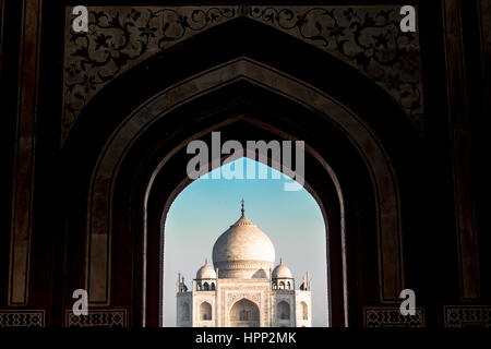 Vue de loin du Taj Mahal derrière portes Entrée Archs Banque D'Images