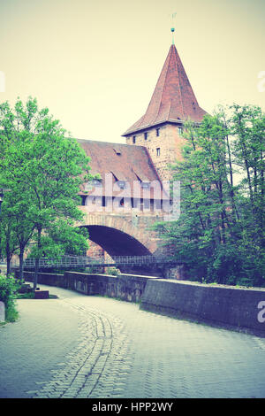 Vieille tour et pont à Nuremberg, Allemagne. Retro style image filtrée Banque D'Images