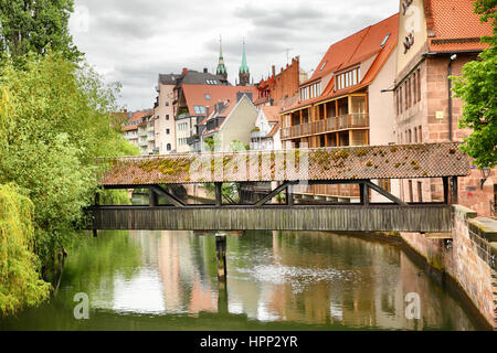 Vieux Pont couvert sur la rivière Pegnitz à Nuremberg, Allemagne Banque D'Images