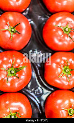 Gros plan macro de tomates Beefsteak dans l'emballage Banque D'Images