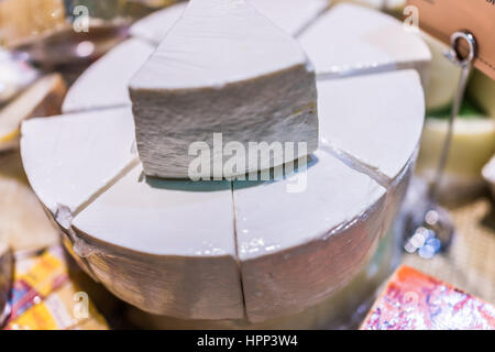 De nombreux paquets de brie enveloppé dans du plastique sur l'écran Banque D'Images