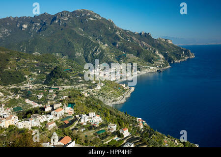 Vue de la Villa Rufolo, donnant sur la Côte d'Amalfi et le golfe de Salerne, Campanie, Italie, Ravello Banque D'Images