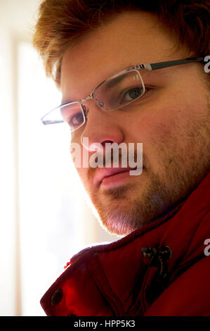 Portrait de jeune homme à lunettes Banque D'Images