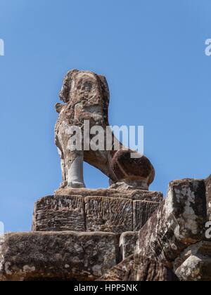 Statue Lion vu de côté à Angkor Wat temple Banque D'Images