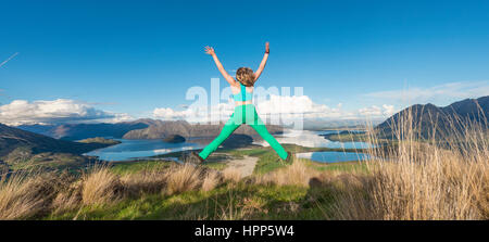 Une coupe femme caper, vue sur le lac Wanaka, pic rocheux, pic rocheux Park, Otago, Nouvelle-Zélande, Southland Banque D'Images