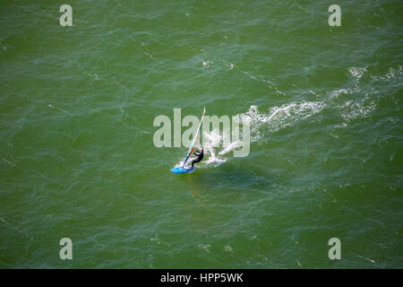 Windsurfer, en face de la péninsule de Mönchgut, Rügen, côte de la mer Baltique, Mecklembourg-Poméranie-Occidentale, Allemagne Banque D'Images