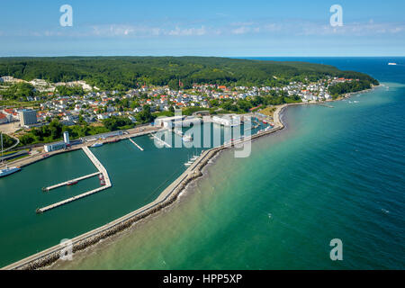 Port avec piers, Sassnitz, l'île de Rügen, côte de la mer Baltique, Mecklembourg-Poméranie-Occidentale, Allemagne Banque D'Images