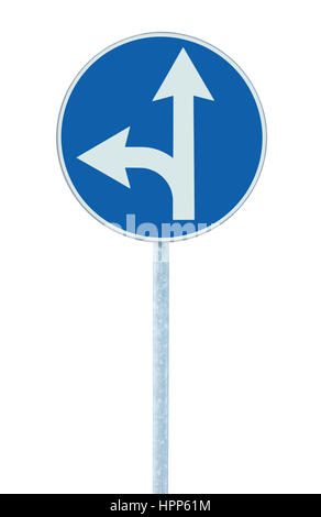 Virage à gauche ou droite obligatoire à venir, bande de circulation à vélo direction pointeur choix des panneaux routiers de signalisation routière isolé bleu concept flèches blanches Banque D'Images