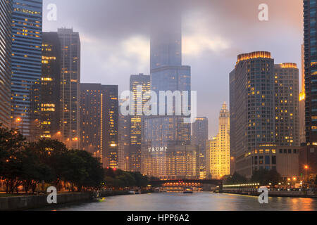 Chicago River, Trump Tower et wrigley building, gratte-ciel, crépuscule, Chicago, Illinois, États-Unis Banque D'Images