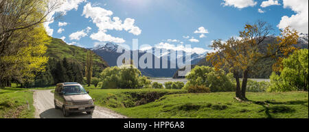 Voiture sur route, Matukituki Valley, snowy Mount Aspiring, Mount Aspiring National Park, Otago, Nouvelle-Zélande, Southland Banque D'Images