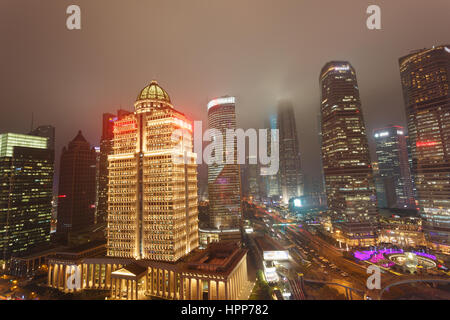 Shanghai, Chine - le 20 décembre 2016 ,le Pudong Lujiazui ,commercial, scène de rue au crépuscule, Lujiazui est l'un des plus prospères de voisinage je Banque D'Images