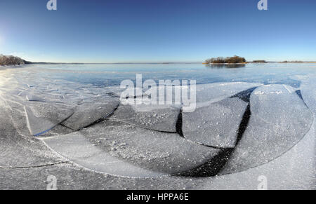 Baie couverte par la glace en cristal. Matin d'hiver ensoleillé. Ciel bleu au-dessus du lac. Banque D'Images