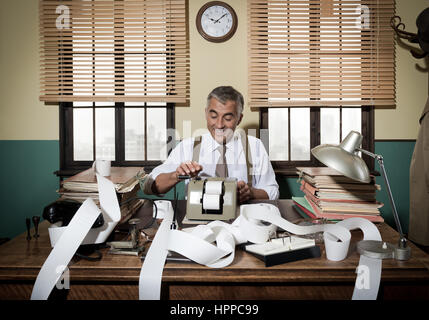 Occupé avec l'ajout de machine comptable vintage entouré par caisse. Banque D'Images