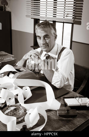 Smiling comptable professionnel travaillant à 24, 1950 Bureau de style. Banque D'Images