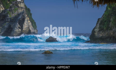 Grande Vague de frapper le rocher dans l'océan à Atuh beach sur Nusa Penida island, Indonésie Banque D'Images