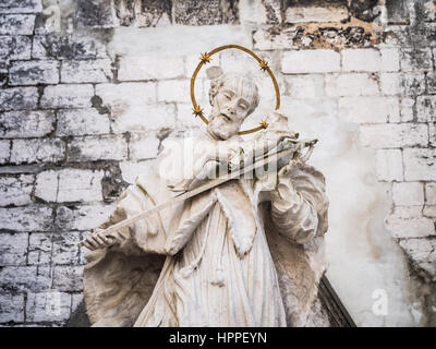 Lisbonne, Portugal - 19 janvier 2017 : Statue de Jean Népomucène dans le Couvent de Notre Dame du Mont Carmel à Lisbonne, Portugal. Banque D'Images