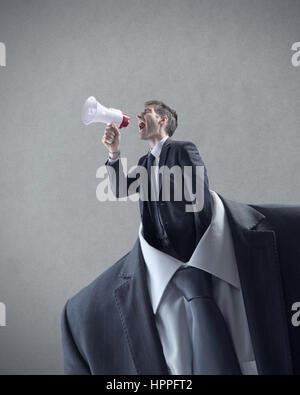 Businessman shouting par mégaphone à la place de tête. Banque D'Images