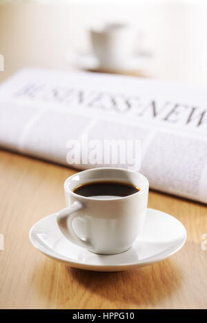 Deux tasse de café et journal sur un bureau en bois Banque D'Images