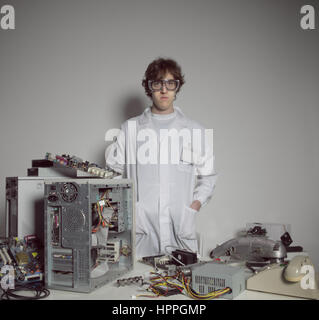 Portrait d'un technicien en informatique avec un ordinateur détruit Banque D'Images