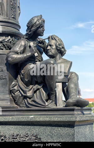 Close up Detail d'Ernst Friedrich August Rietschel Statue, un sculpteur allemand à Dresde, Allemagne Banque D'Images