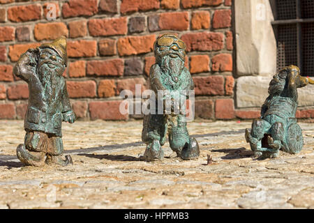 Trois nains en Pologne Wroclaw symbole agissant en tant que les trois singes sages, Sourd aveugle et muet Banque D'Images