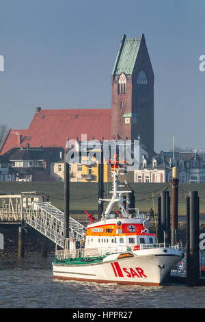 Recherche et sauvetage, bateau de sauvetage Hermann Helms, port de Cuxhaven, Allemagne, côte de la mer du Nord, l'église Saint Petri, Banque D'Images