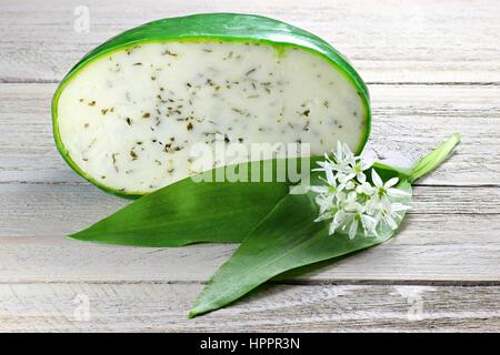 Le fromage de chèvre avec ramson sur fond de bois Banque D'Images